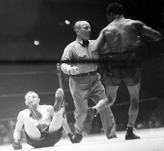 Referee Pushes Henry Armstrong Away
